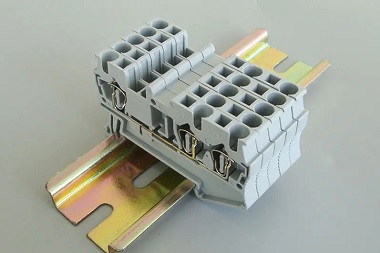 I vantaggi dell'utilizzo di morsettiere con montaggio su guida DIN