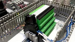 So installieren Sie Klemmenblöcke sicher